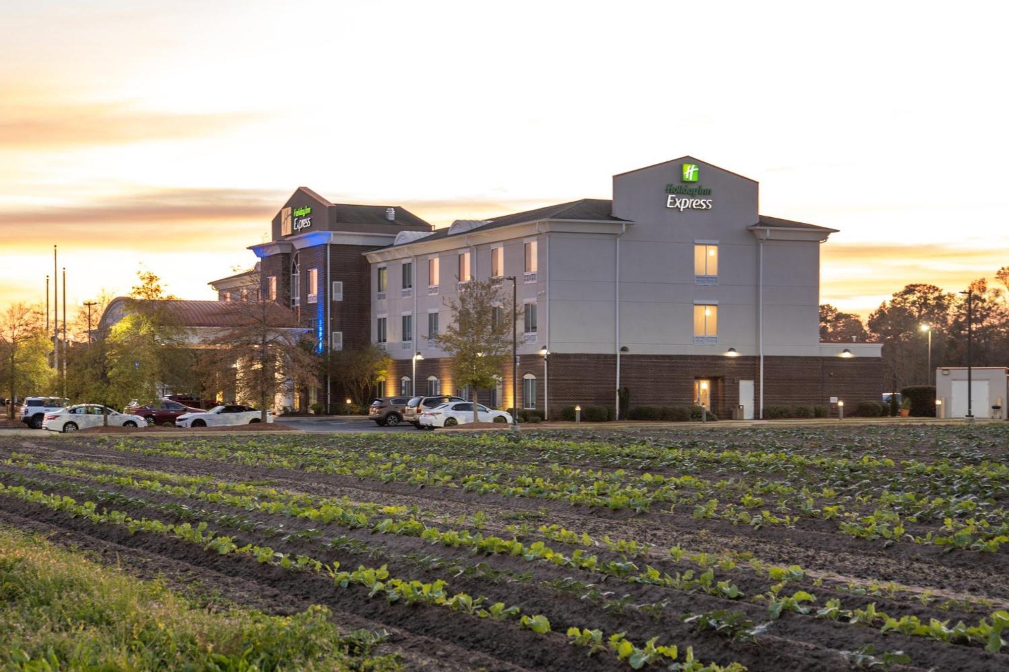 Holiday Inn Express Pembroke By Ihg Exterior foto